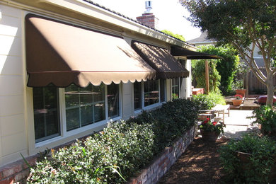 Foto di un patio o portico chic di medie dimensioni e nel cortile laterale con un parasole