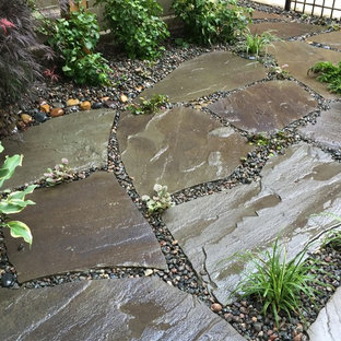 Foto di un patio o portico classico di medie dimensioni e nel cortile laterale con pavimentazioni in pietra naturale e nessuna copertura