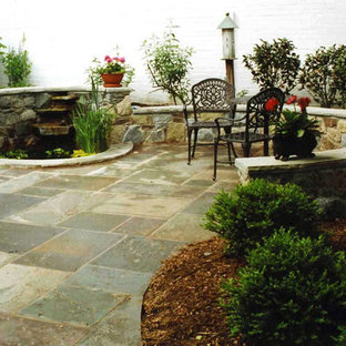 Immagine di un patio o portico boho chic dietro casa e di medie dimensioni con fontane, pavimentazioni in pietra naturale e nessuna copertura