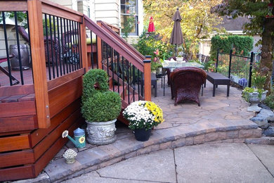 Diseño de patio actual pequeño en patio trasero con adoquines de hormigón