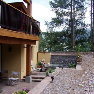 Immagine di un piccolo patio o portico bohémian in cortile con pavimentazioni in mattoni e una pergola