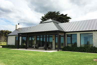 Großer, Überdachter Landhaus Patio hinter dem Haus mit Natursteinplatten in Melbourne