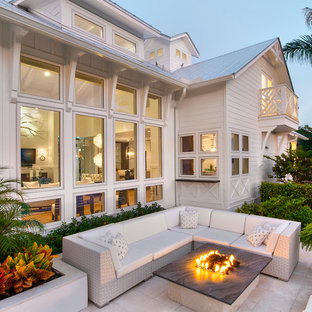 Idee per un patio o portico stile marino con un focolare e nessuna copertura
