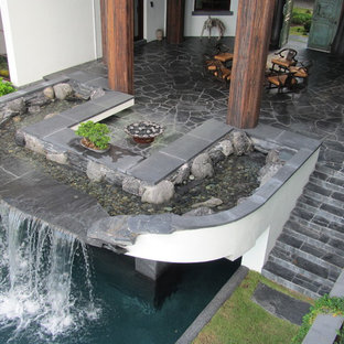 Esempio di un patio o portico etnico in cortile e di medie dimensioni con pavimentazioni in pietra naturale e un gazebo o capanno