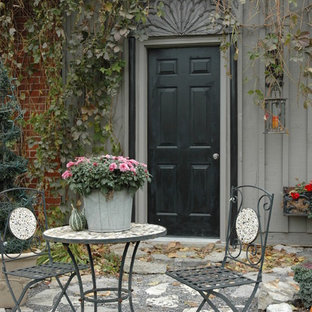 Foto di un patio o portico eclettico dietro casa con pavimentazioni in pietra naturale e nessuna copertura