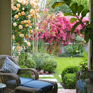 Idee per un patio o portico mediterraneo con pavimentazioni in mattoni
