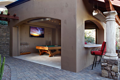 フェニックスにある高級な広いサンタフェスタイルのおしゃれな裏庭のテラス (天然石敷き、ガゼボ・カバナ) の写真
