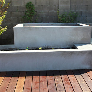 Idee per un patio o portico design dietro casa e di medie dimensioni con pedane e nessuna copertura