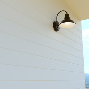 Foto di un patio o portico country di medie dimensioni e davanti casa con pedane e un tetto a sbalzo