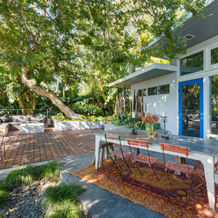 Aménagement d'une terrasse arrière rétro de taille moyenne avec une terrasse en bois et aucune couverture.