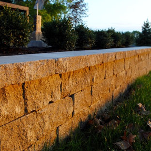 Esempio di un grande patio o portico minimal con un focolare, pavimentazioni in cemento e una pergola