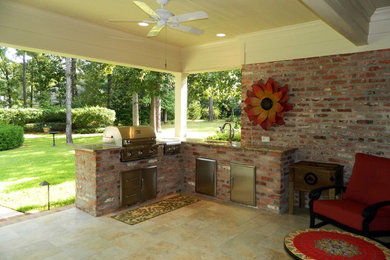 Foto de patio clásico grande en patio trasero y anexo de casas con cocina exterior y adoquines de hormigón