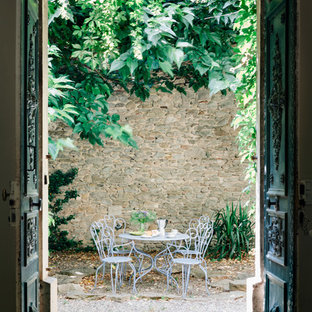 Cette photo montre une grande terrasse méditerranéenne avec du gravier, aucune couverture et une cour.