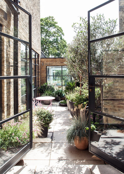 Industrial Patio by Red Squirrel Architects Limited