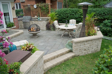 Design ideas for a modern patio in Chicago.