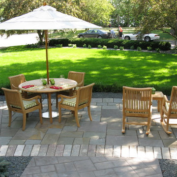 Front yard garden patio