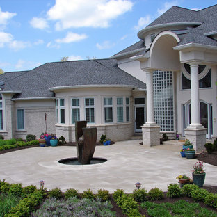 Ispirazione per un grande patio o portico minimal davanti casa con pavimentazioni in pietra naturale, fontane e nessuna copertura