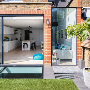 Foto di un patio o portico contemporaneo di medie dimensioni e dietro casa