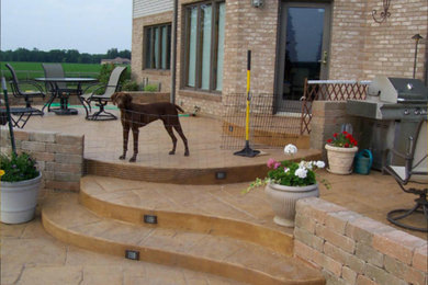 Exemple d'une grande terrasse arrière avec une cuisine d'été, une dalle de béton et aucune couverture.