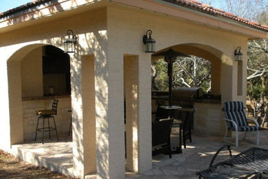 Ejemplo de patio de estilo americano de tamaño medio en patio trasero con adoquines de piedra natural y cenador