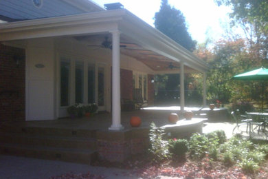 Diseño de patio clásico en patio trasero con adoquines de hormigón
