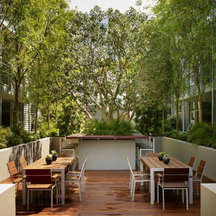Esempio di un patio o portico industriale con pedane e nessuna copertura