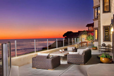 サンディエゴにある地中海スタイルのおしゃれな裏庭のテラスの写真