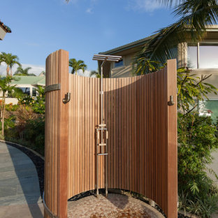Cette image montre une terrasse avec une douche extérieure arrière ethnique avec des pavés en pierre naturelle.