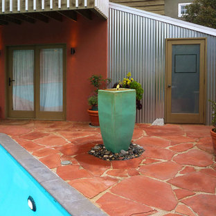Foto di un patio o portico boho chic con pavimentazioni in pietra naturale e nessuna copertura