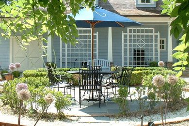 Idee per un patio o portico tradizionale di medie dimensioni e in cortile con ghiaia
