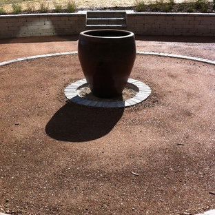 Immagine di un patio o portico classico di medie dimensioni e dietro casa con fontane, graniglia di granito e nessuna copertura