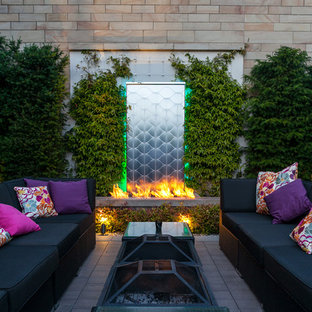 Idee per un patio o portico eclettico con un caminetto