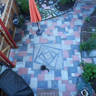 Foto di un piccolo patio o portico bohémian dietro casa con pavimentazioni in cemento e nessuna copertura