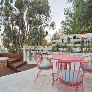 Idee per un grande patio o portico contemporaneo dietro casa con nessuna copertura e piastrelle
