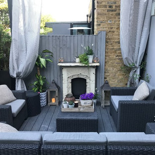 Immagine di un piccolo patio o portico shabby-chic style dietro casa con pedane