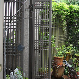 Foto di un piccolo patio o portico etnico davanti casa con pavimentazioni in mattoni e nessuna copertura