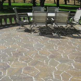 Esempio di un patio o portico chic di medie dimensioni e dietro casa con pavimentazioni in pietra naturale e nessuna copertura