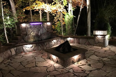 Geräumiger, Unbedeckter Moderner Patio hinter dem Haus mit Feuerstelle und Natursteinplatten in Milwaukee