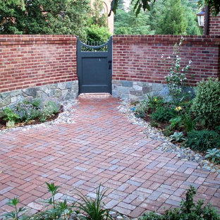 Ispirazione per un patio o portico tradizionale di medie dimensioni e in cortile con pavimentazioni in mattoni e un gazebo o capanno