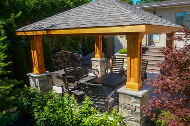 Diseño de patio de estilo americano pequeño en patio lateral con jardín vertical, entablado y cenador