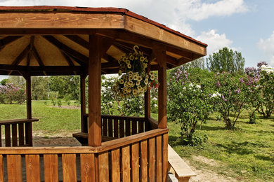 Exemple d'une terrasse craftsman avec un gazebo ou pavillon.