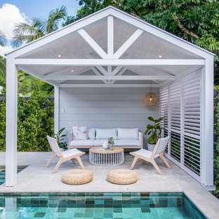 Esempio di un patio o portico stile marinaro dietro casa con un gazebo o capanno