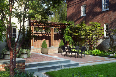 Imagen de patio contemporáneo pequeño sin cubierta en patio trasero con adoquines de ladrillo