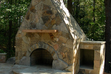 Ejemplo de patio rústico de tamaño medio sin cubierta en patio trasero con adoquines de piedra natural