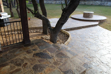 Diseño de patio de estilo americano grande sin cubierta en patio trasero con brasero y adoquines de piedra natural