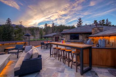 Großer, Gefliester, Unbedeckter Moderner Patio hinter dem Haus mit Outdoor-Küche in Denver