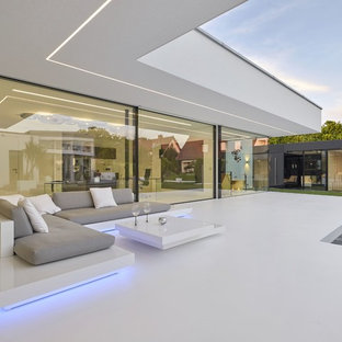 Überdachter Moderner Patio hinter dem Haus in Stuttgart