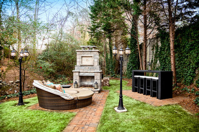 Modelo de patio tradicional de tamaño medio sin cubierta en patio trasero con brasero y adoquines de ladrillo