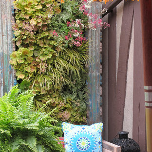 Foto di un piccolo patio o portico eclettico con pedane e nessuna copertura