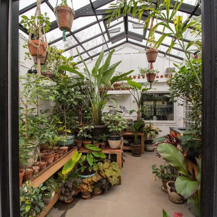 Foto di un patio o portico chic con pavimentazioni in pietra naturale e un tetto a sbalzo